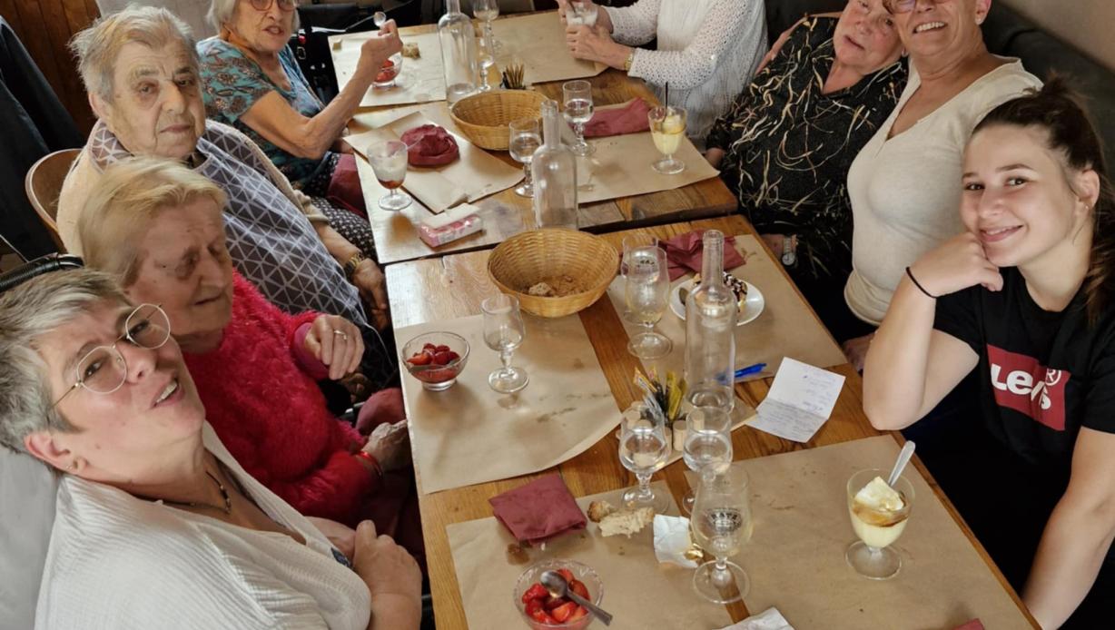 Restaurant avec les familles et résidents